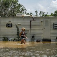Inundaciones en Texas provocan cierre de escuelas; reportan muerte de un niño