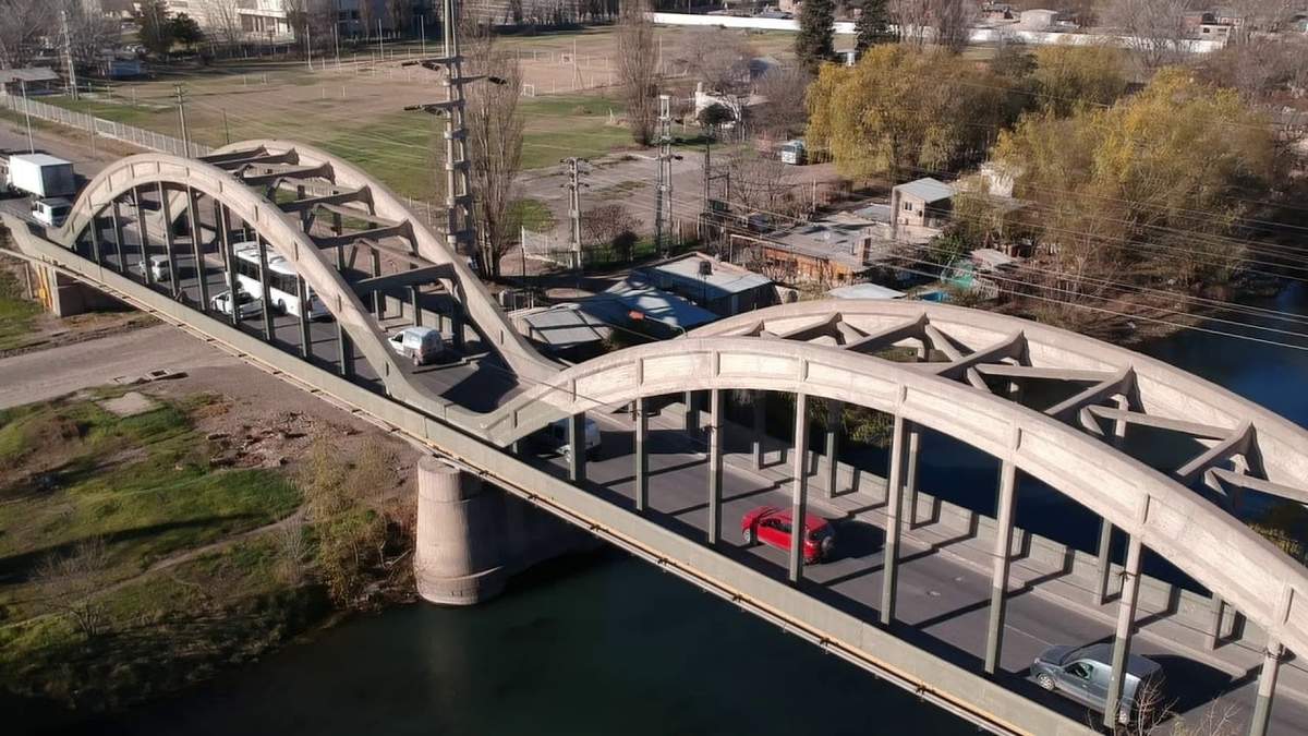 Puente carretero que une a Neuquén con Cipolletti. Fuente (Diario 10)