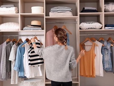 Tips prácticos para acomodar la ropa y ganar espacio en el placard