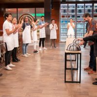 Jurados distanciados, pelos largos y cuerpos delgados: los cambios de "Masterchef" en su regreso