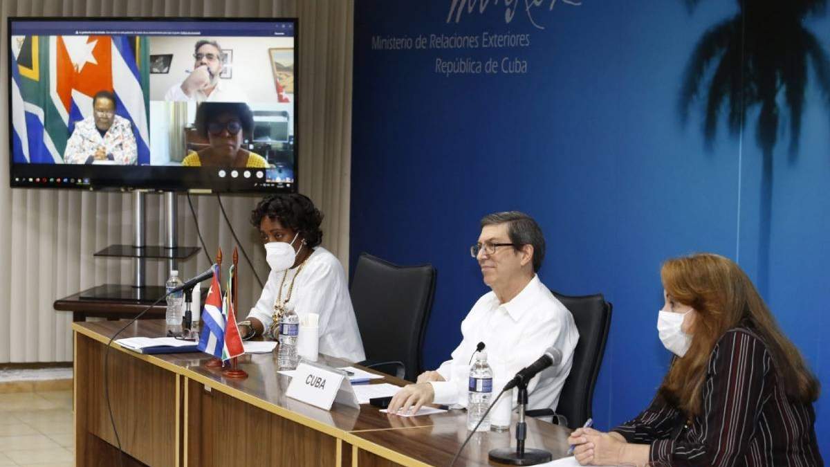 Bruno Rodríguez (centro), ministro de Exteriores de Cuba