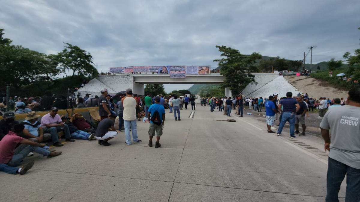 Bloqueos viales colapsaron la circulación en la autopista del Sol y la carretera federal México – Acapulco