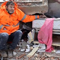 Se viraliza la imagen de un papá que no suelta la mano de su hija muerta por el sismo en Turquía
