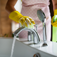 Con solo 1 cosa que no falta en tu hogar: así podés dejar los grifos del baño y la cocina brillantes y sin manchas