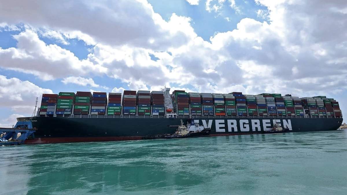 Buque carguero japonés, Ever Given, encallado en el Canal de Suez, en Egipto. Fuente: (Twitter)