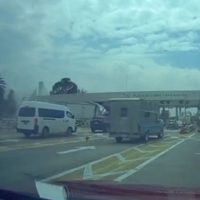 Captan en videos el choque de un tráiler contra caseta y autos en la México-Puebla