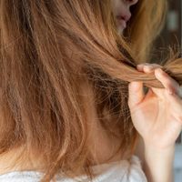 Lo que ocultan los peluqueros: el secreto para recuperar tu cabello dañado por la tintura con solo 3 ingredientes