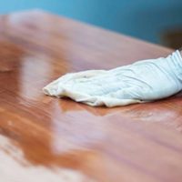 El truco casero para eliminar las manchas de tus muebles sin gastar en productos costosos