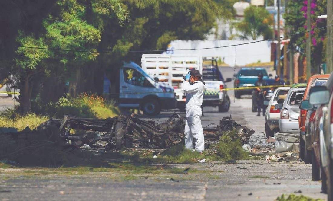 Un perito trabaja en la escena donde explotó un coche bomba cerca de una comisaría en Acámbaro, estado de Guanajuato