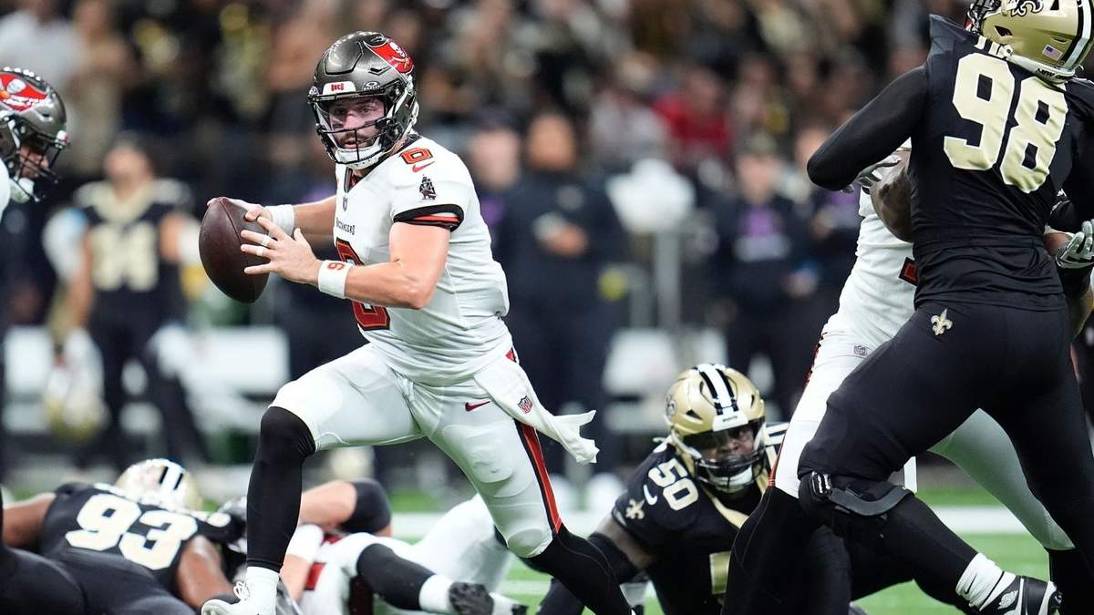 Baker Mayfield, centro, quarterback de los Buccaneers de Tampa Bay, corre con el balón en el partido contra los Saints de Nueva Orleans durante la primera mitad de la primera mitad del partido de la NFL del domingo 13 de octubre de 2024