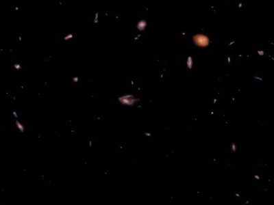 Vuela hasta la galaxia de Maisie, a 390 millones de años del Big Bang