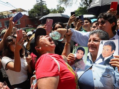 “Cada 20 de abril”: fans cantan y beben en honor a José José en Clavería (Video)