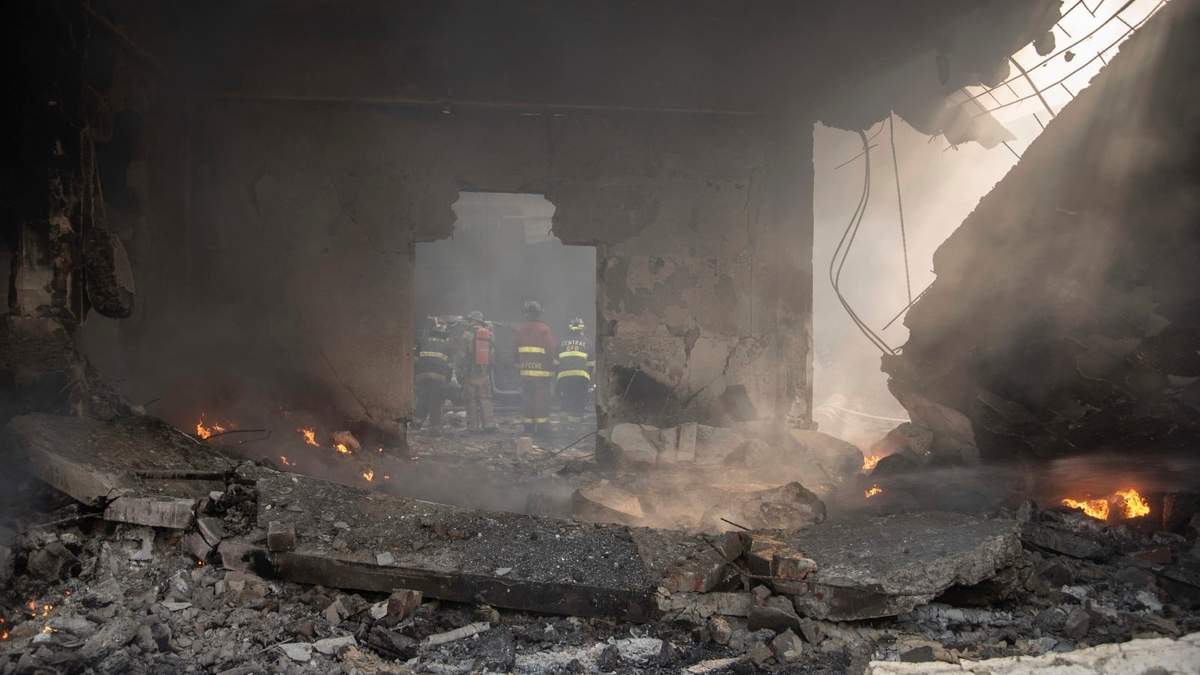 Bomberos apagan un incendio después de una fuerte explosión el lunes en San Cristóbal, República Dominicana