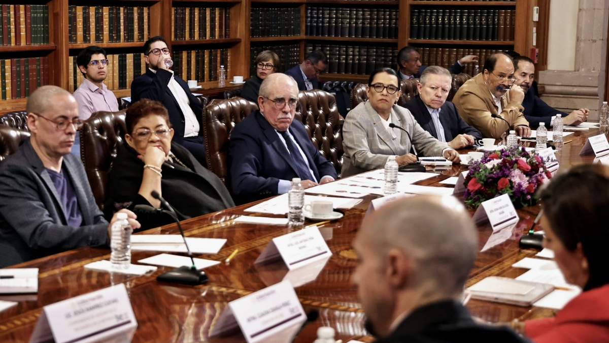 Integrantes de la Comisión Presidencial que encabeza Pablo Gómez en la reunión con consejeros del INE