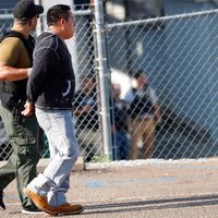 En redadas en plantas de trabajo, detienen a 680 migrantes de Mississippi