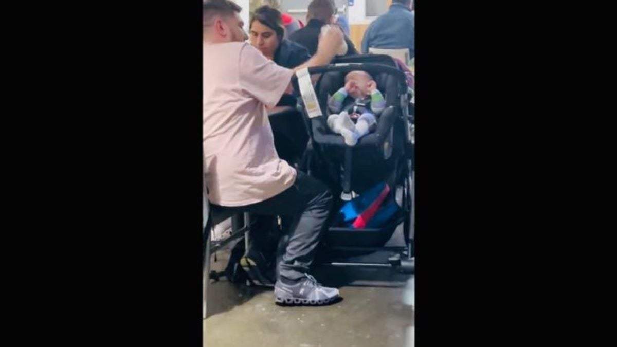 Sujeto golpea a un bebé con una mamila