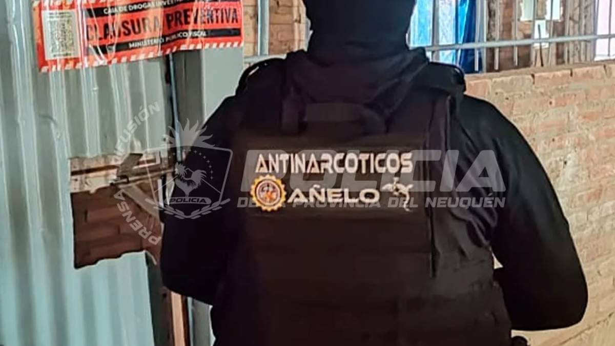 La policía de Neuquén durante el allanamiento. Fuente: (Facebook)