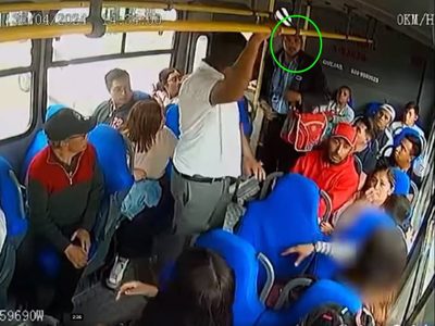 Chofer defiende a mujer de presunto acosador en un autobus del Edomex (Video)