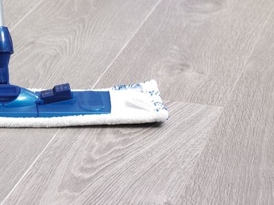 Sin aspiradora y con 1 elemento que siempre tirás a la basura: dejá los pisos de casa libres de pelos en solo 5 minutos