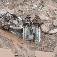 Daños por lluvias en Tlapa: un muerto, dos desaparecidos, 6 rescatados y vehículos arrastrados (Vide