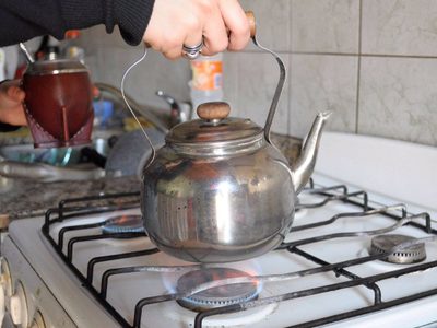 No tires la pava vieja y oxidada: así podés renovarla y dejarla como nueva