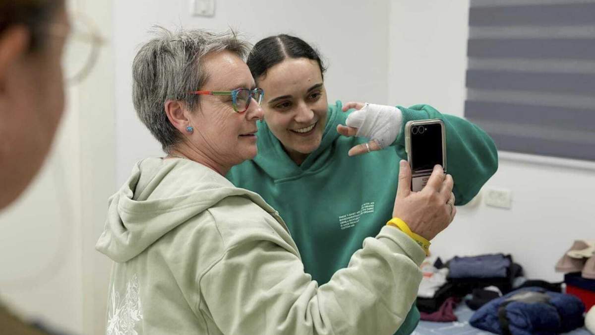 Emily Damari con su madre Mandy cerca del kibutz Reim, en el sur de Israel, luego de que fue liberada tras ser retenida como rehén por el grupo palestino Hamás