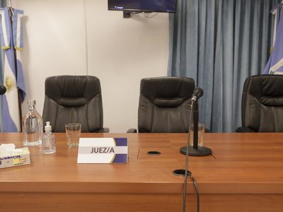 Agravaron los cargos contra una empleada del Registro Civil acusada de cobrar extra por casamientos