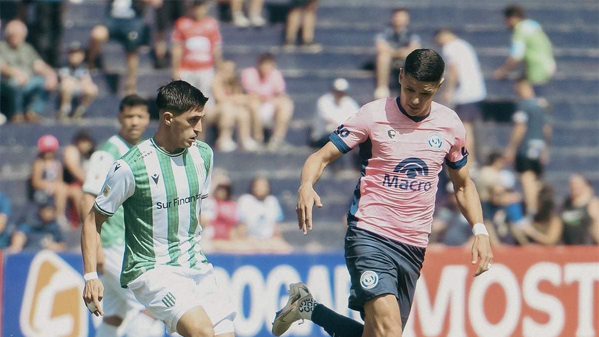 Gonzalo Ríos con el balón ante Studer. Le hizo 2 ríos a la Lepra y no los gritó.
