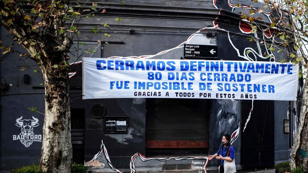 Una pancarta que anuncia el cierre de un barrio debido a las restricciones por la pandemia. Fuente: (Twitter)
