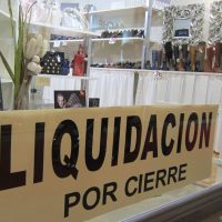 Crisis económica: dos históricas marcas de ropa cierran sus puertas en Argentina