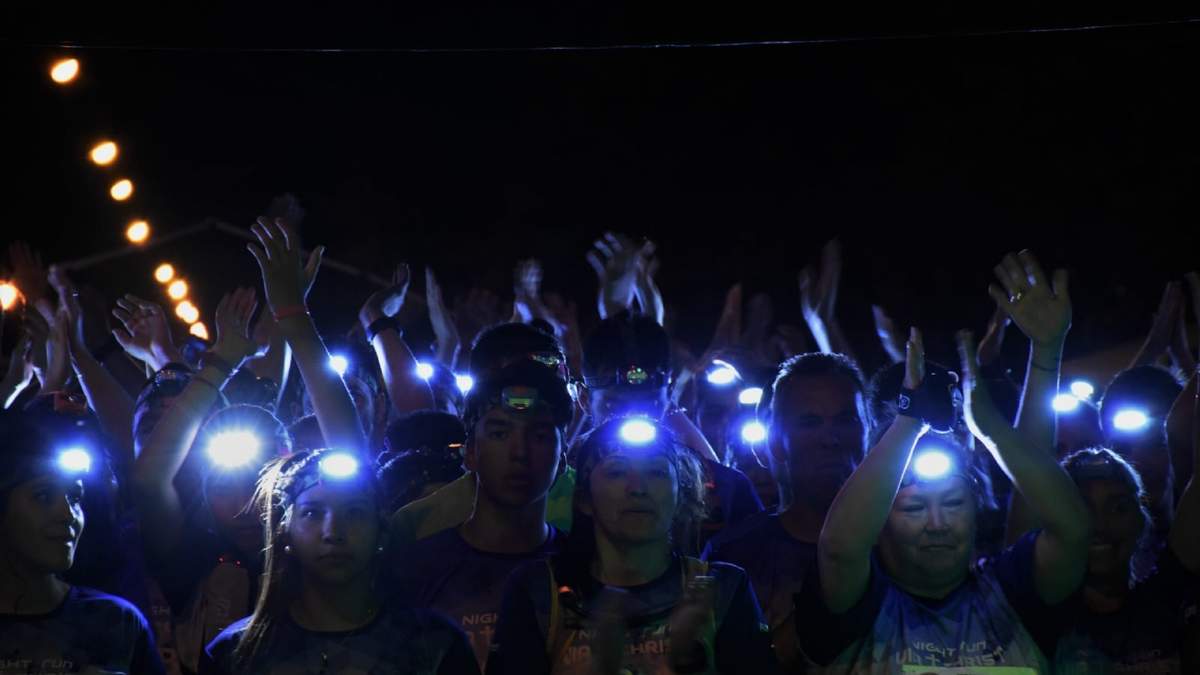 Competidores en la carrera nocturna de Junín de los Andes. Fuente: (Twitter)