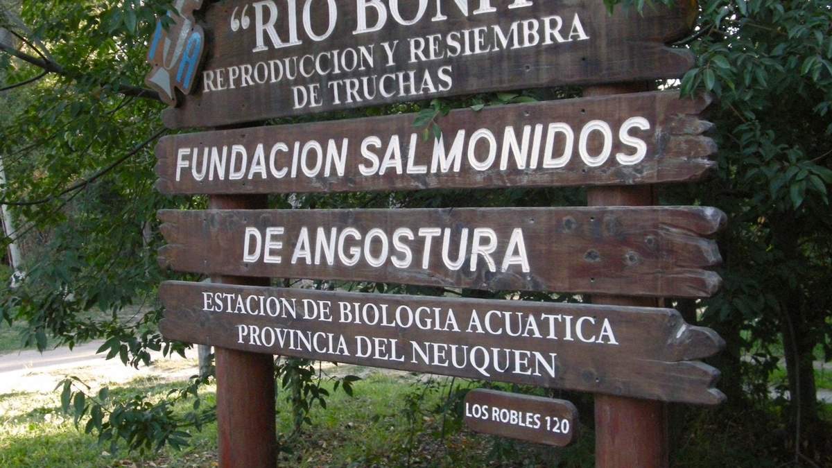 Ingreso a la Fundación Salmónidos de Villa La Angostura. Fuente: (Twitter)
