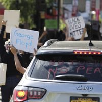 Fuertes imágenes: un coche embistió a la policía de Nueva York durante las protestas