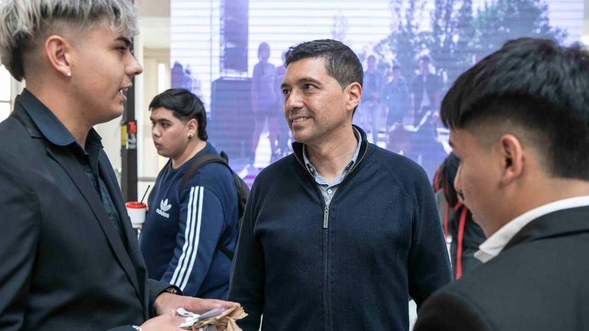 Vicegobernador, Marcos Koopmann, reunido con neuquinos para enriquecer el proyecto de Ley de Empleo Joven. Fuente: (Facebook)