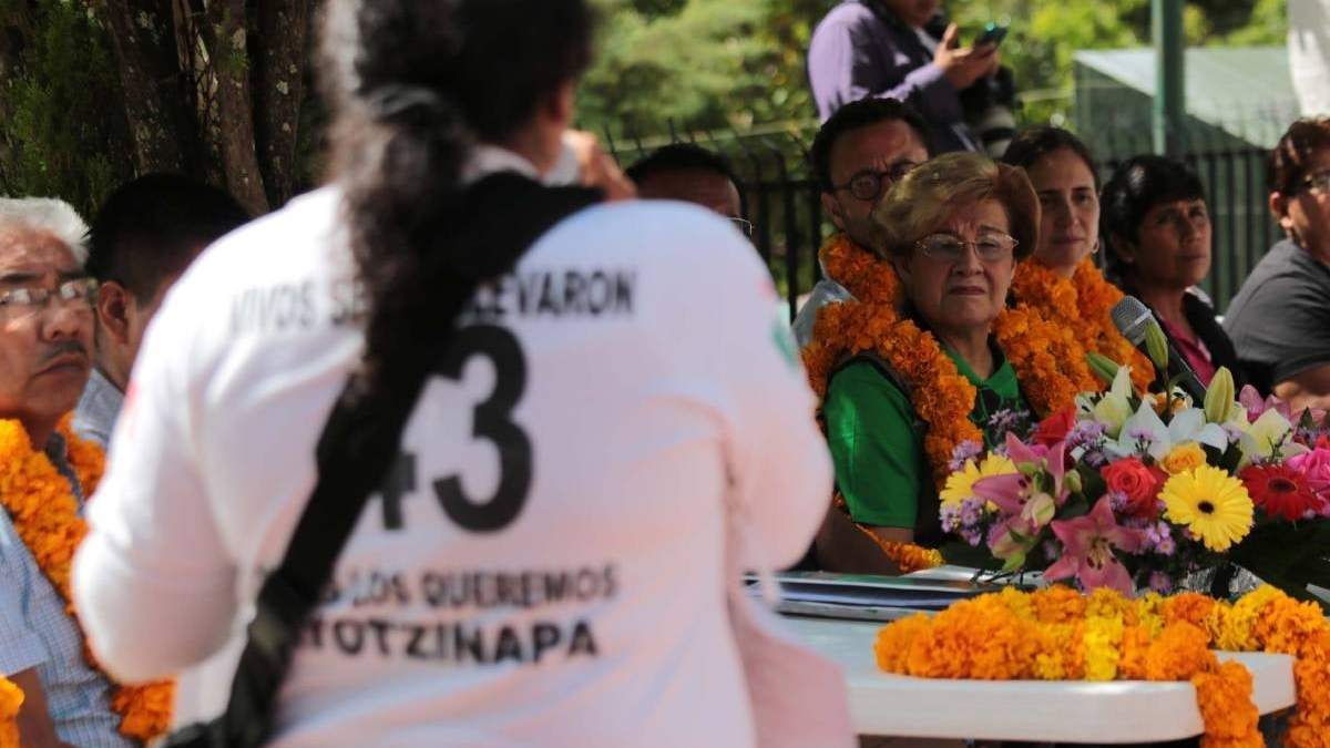 La relatora Esmeralda Arosemena en una reunión del caso Ayotzinapa de 2017