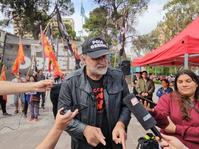 Con la presencia de Belliboni, las organizaciones sociales acampan en el centro neuquino