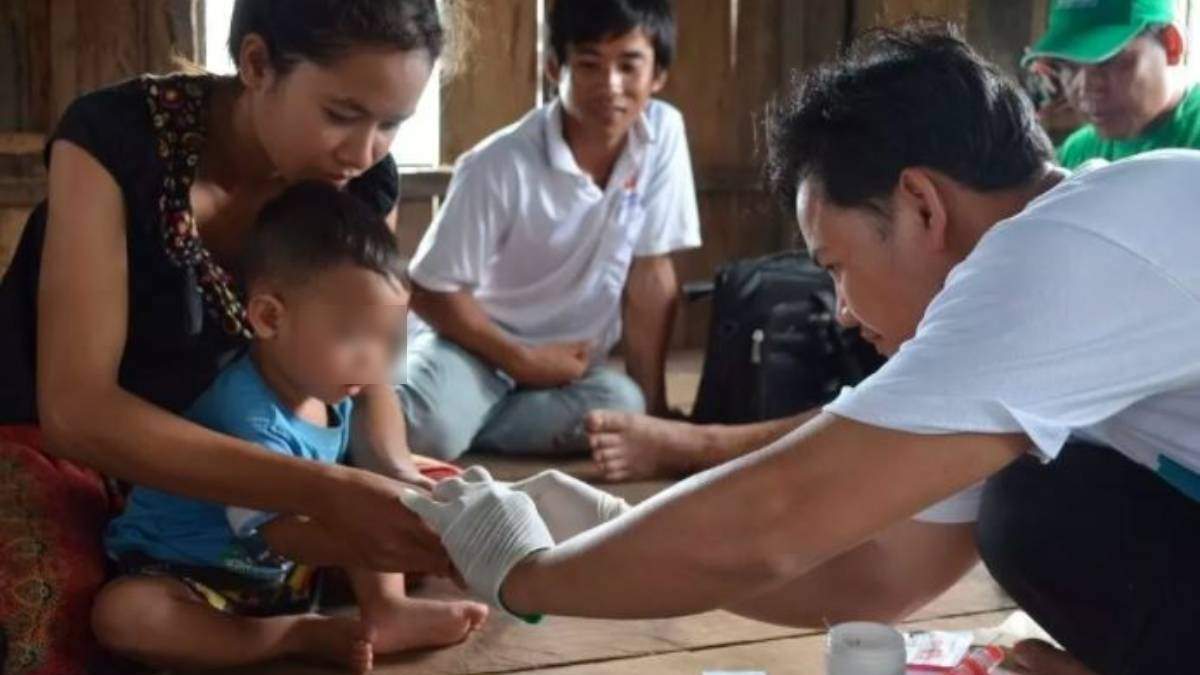 Un niño es atendido por un médico