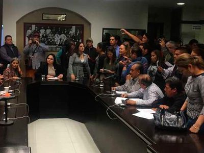 Inconformes por el gasolinazo, en Sonora obligan a diputados a responder demandas
