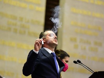 Diputado de MC vapea en tribuna... y propone regular cigarros electrónicos