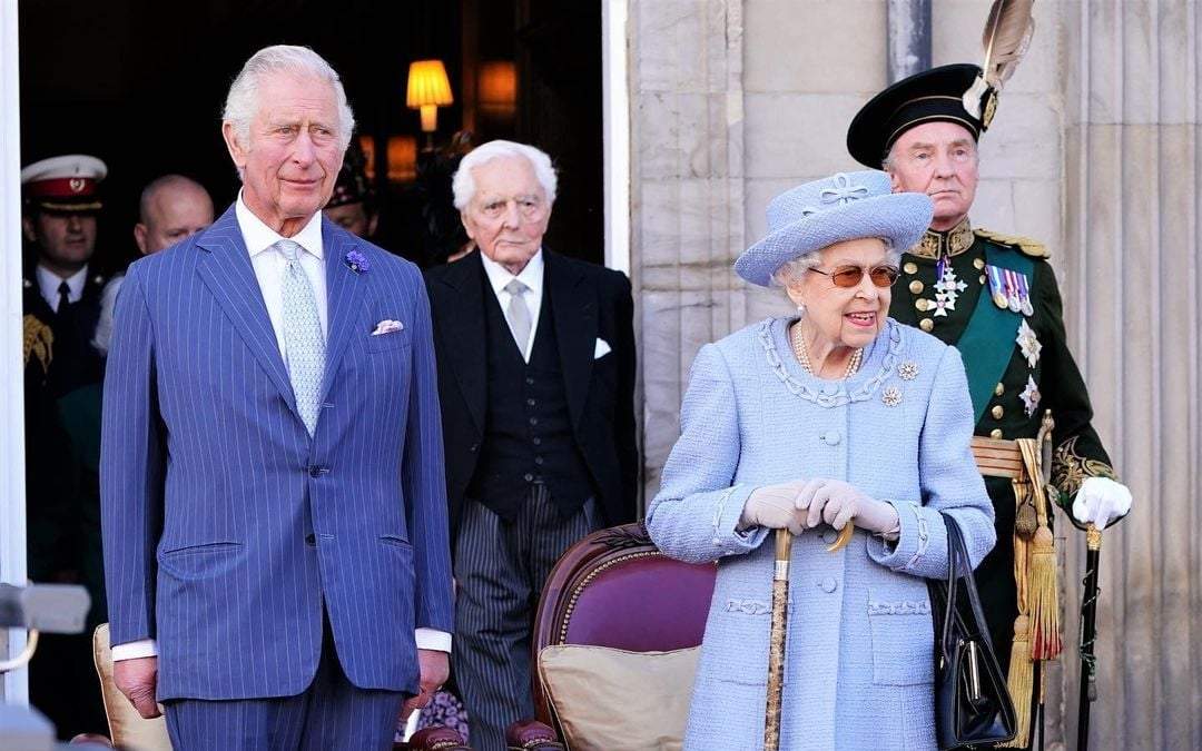 El rey Carlos III y la reina Isabel II, el 30 de junio último en el Palacio de Holyroodhouse, Escocia