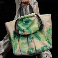 Eco elegancia: cómo son las carteras de papel reciclado que están siendo furor en la moda internacional