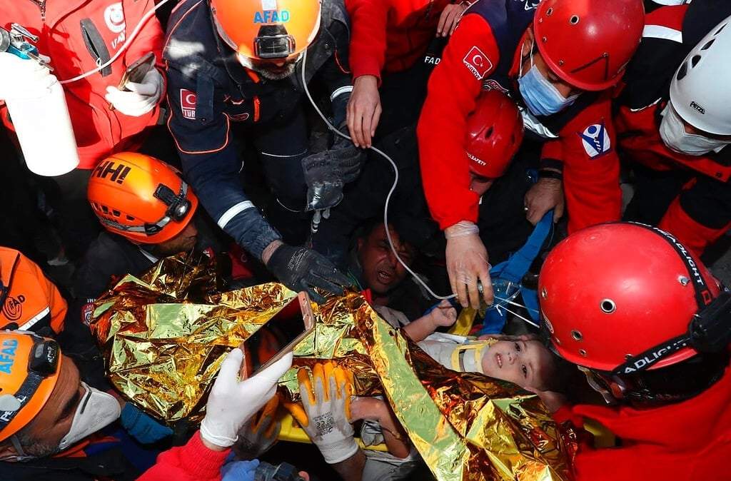 Ayda Gezgin, de tres años, después de ser salvada por los brigadistas