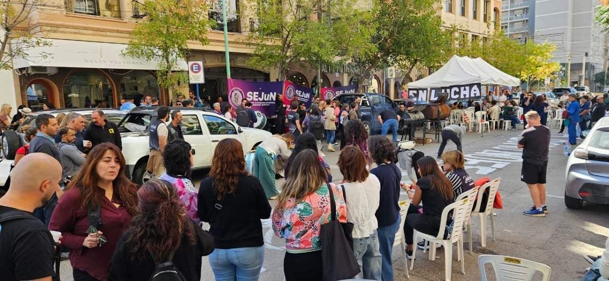 Protesta de SEJUN fuente al edificio del TSJ. Fuente: (Javier Manzano)