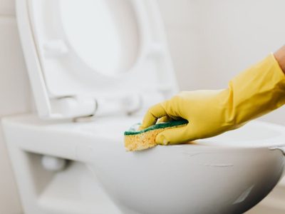 Eliminá el sarro de la ducha, la bañera y la pava eléctrica con este secreto económico y fácil que deja tu hogar impecable