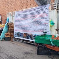 Tapizan Iguala con narcomantas alusivas a la desaparición de los 43 normalistas