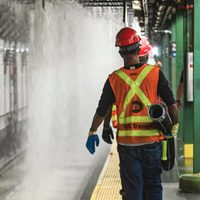 Tubería de 127 años se rompe bajo Times Square e inunda estación del metro y calles de NY (Video)