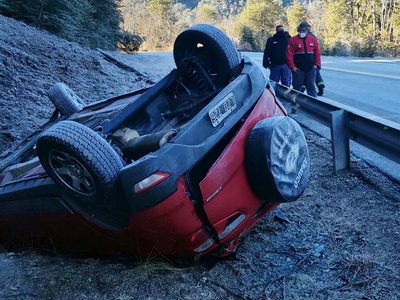 El hielo provocó un vuelco y dos despistes en cercanías de Villa La Angostura