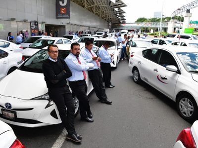 Por bloqueos, usuarios de redes sociales convocan a boicot contra taxistas