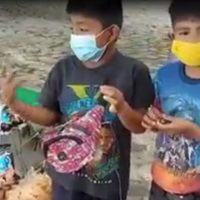 Conmueve en Oaxaca niños que venden dulces pa’ comprar sus cuadernos (Video)