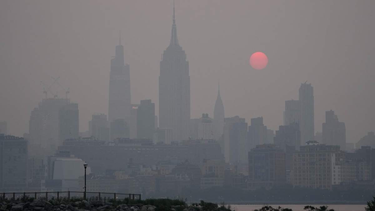 El sol se levanta sobre el horizonte en la ciudad de Nueva York en medio de la bruma